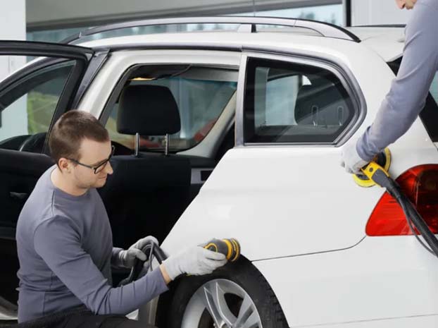Pintores lijando con lijadoras MIRKA que Autopinturas Jorma distribuye