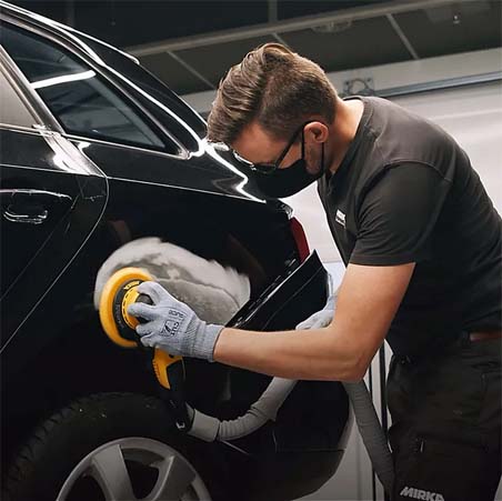 Pintor lijando con abrasivos de mirka distribuidos por Autopinturas Jorma